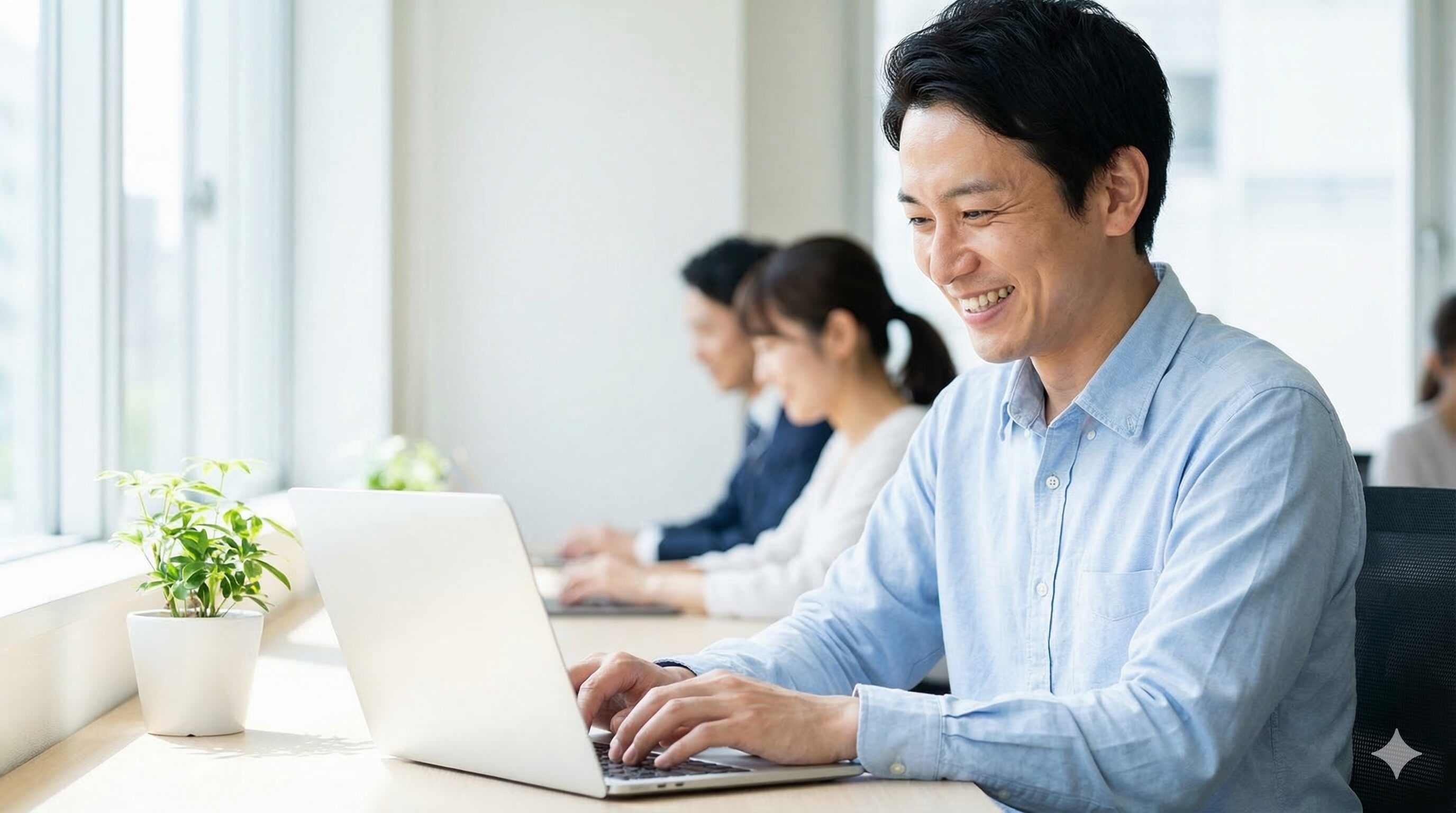 後頭神経痛が改善し、不安から解放されて笑顔でデスクワークに集中する男性